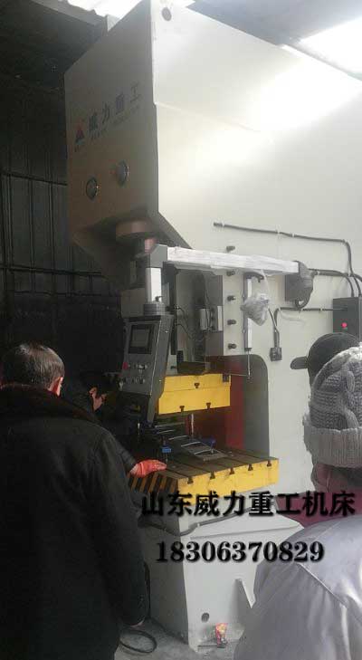 250吨液压冲床客户使用现场